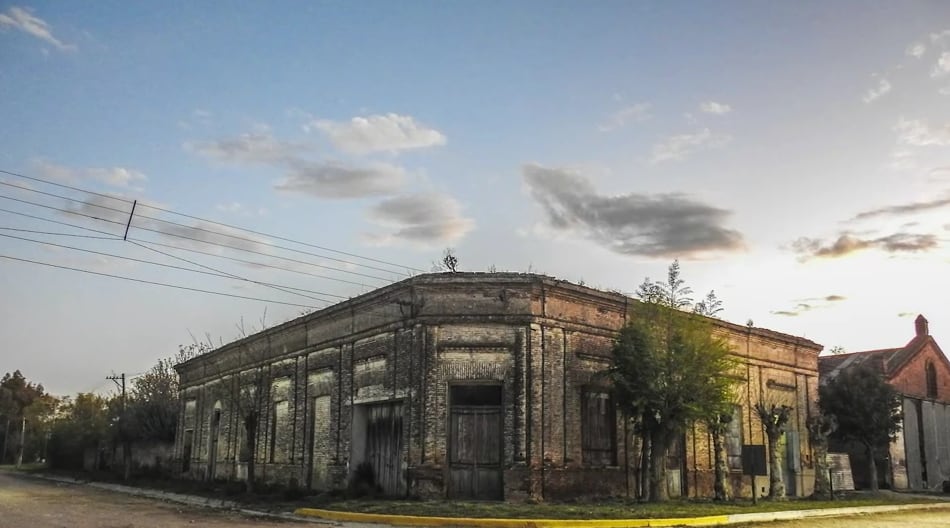 La despoblación rural se profundizó tras el cierre de vías férreas, dejando localidades con apenas uno o dos habitantes (Infobae en Vivo - Iván Engels)