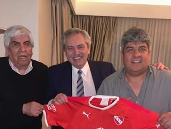 Hugo Moyano y su hijo Pablo, con Alberto Fernández