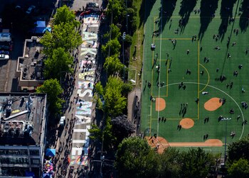 Artistas rellenan las letras de