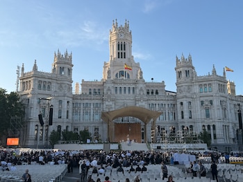 La plaza de Cibeles se va llenando dos horas antes de que comience la misa (Infobae)