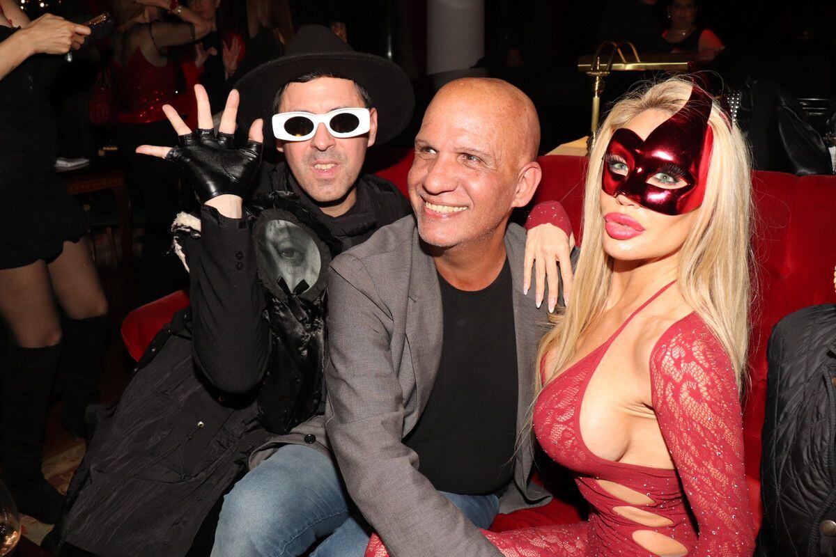 Luciana Salazar brilló con un vestido ajustado de encaje rojo con transparencias y detalles geométricos (Gentileza: Gaby Álvarez)