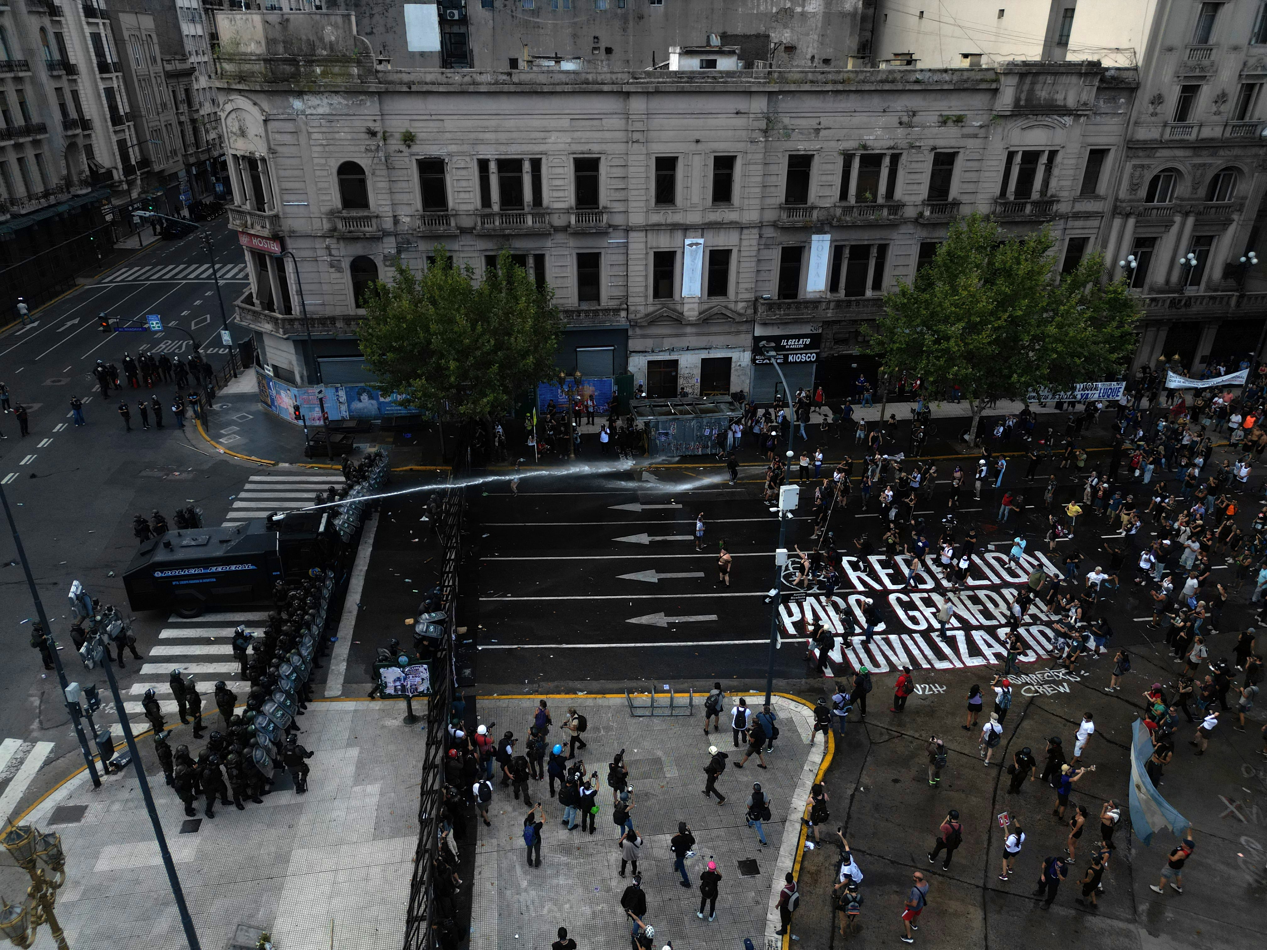 La reforma laboral provocó marchas y disturbios afuera del Congreso (Photo by TOMAS CUESTA / AFP)