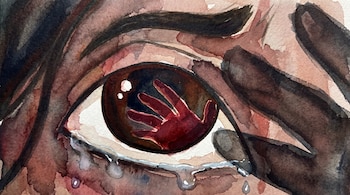 Pintura en acuarela de un primer plano de un ojo marrón con lágrimas. En la pupila hay una silueta de mano de color rojo oscuro.