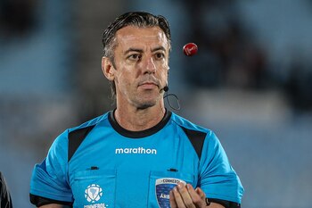 El árbitro brasileño Raphael Claus,