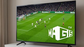 Un televisor negro de pantalla plana exhibe un partido de fútbol con jugadores en el campo verde y aficionados en las gradas, y el logo 3D blanco "MAGIC TV" en primer plano.