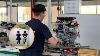 Un trabajador de una fábrica