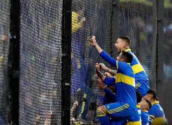Benedetto estampó el 1-0 y se colgó del alambrado de La Bombonera