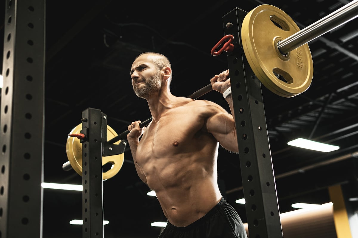 El RIR o repeticiones en reserva permite medir la intensidad en hipertrofia muscular según cuántas repeticiones quedan antes del fallo muscular