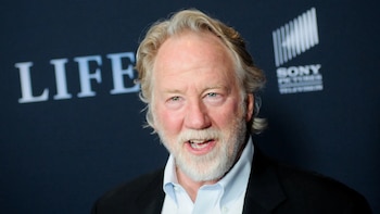 Timothy Busfield se entrega a