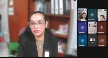 Captura de pantalla de una videollamada judicial que muestra a una mujer con gafas y un panel lateral con recuadros de participantes