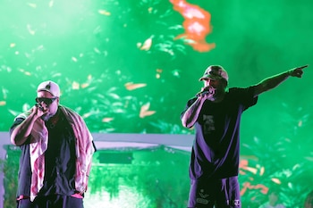 Marcelo D2 junto a BNegao, otra estrella del hip hop brasileño, durante el show de Planet Hemp en el festival Rock in Rio 2024 (Foto: REUTERS/Ricardo Moraes)