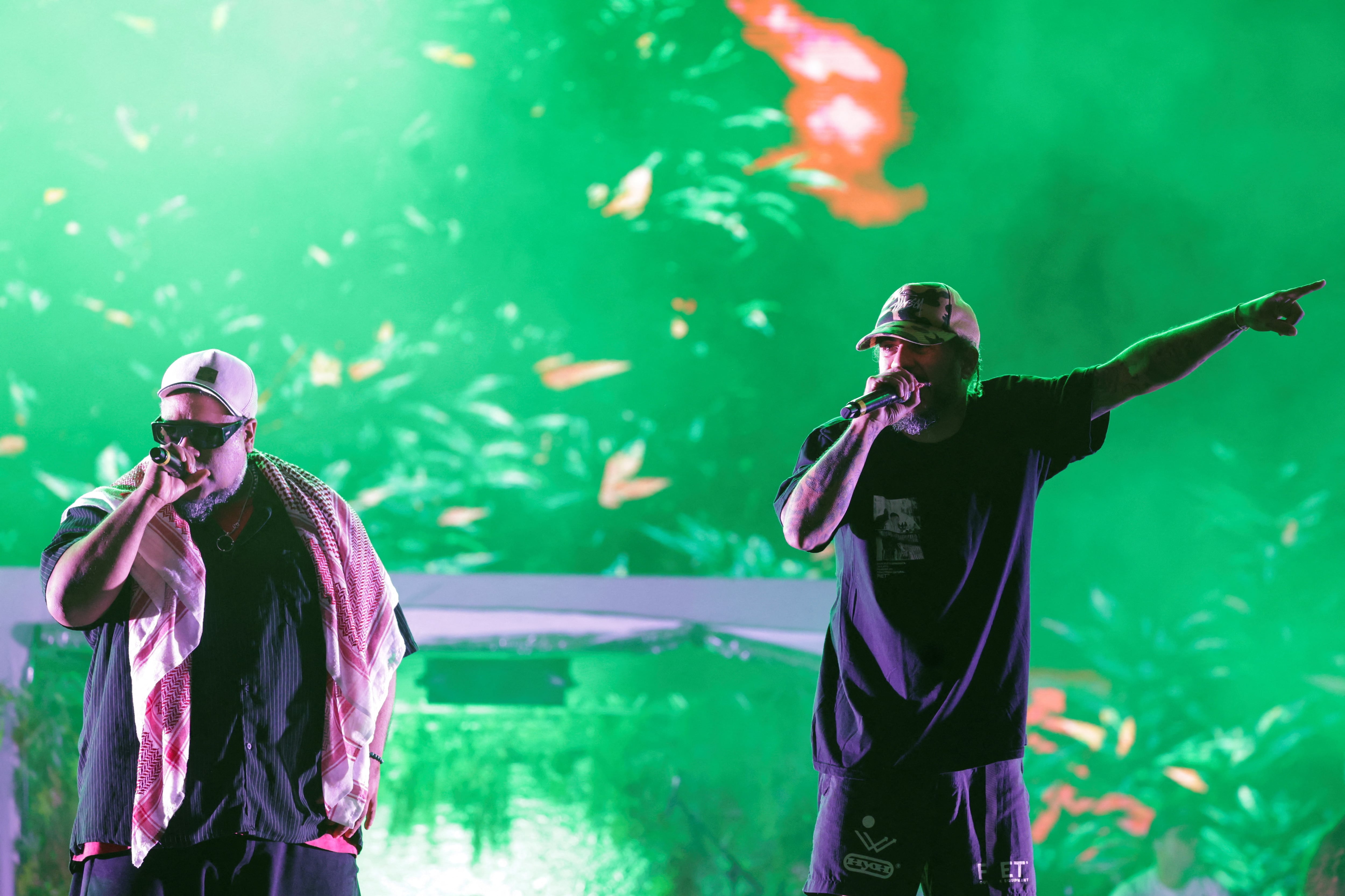 Marcelo D2 junto a BNegao, otra estrella del hip hop brasileño, durante el show de Planet Hemp en el festival Rock in Rio 2024 (Foto: REUTERS/Ricardo Moraes)