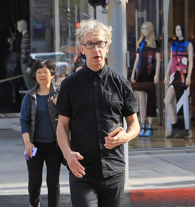 Servicios de emergencia del LAFD atienden a un hombre de 59 años identificado como Andy Dick tras un reporte de sobredosis en la vía pública.