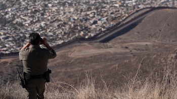 Estados Unidos prohíbe el vuelo de drones en la frontera con México y advierte que los derribará con armas de energía dirigida