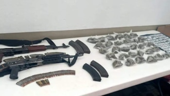Parte de lo incautado durante la detención de El Cara de Cochi. (FGJEM)