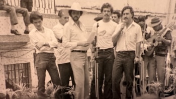 El narcotraficante Pablo Escobar en Medellín - crédito captura de pantalla Más Allá del Silencio