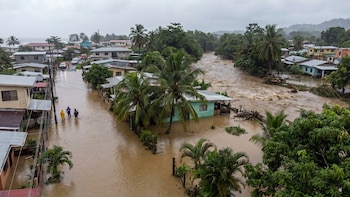 Paso de una nueva onda tropical provoca inundaciones y desbordamiento de ríos en Limón, Costa Rica