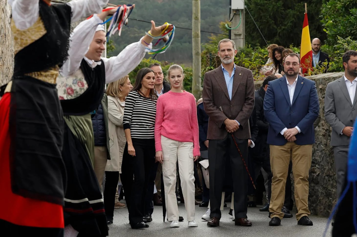 Los reyes y a princesa Leonor en el Pueblo Ejemplar de los Premios Princesa de Asturias 2022. (EFE)
