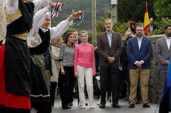 La princesa Leonor, junto a los Reyes, posa con el personal del restaurante donde hicieron una parada inesperada antes de llegar al Pueblo Ejemplar de Asturias. (Redes sociales)
