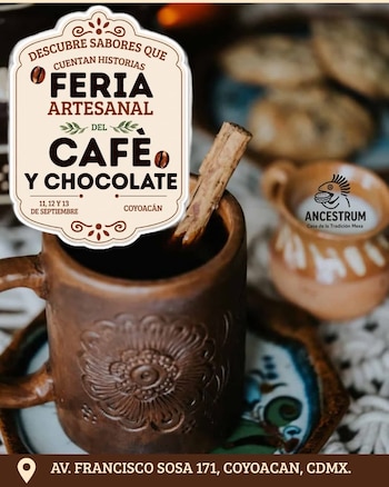 Taza de cerámica marrón con canela, jarra de cerámica con líquido blanco, galletas borrosas al fondo. Afiche de 'Feria del Café y Chocolate'