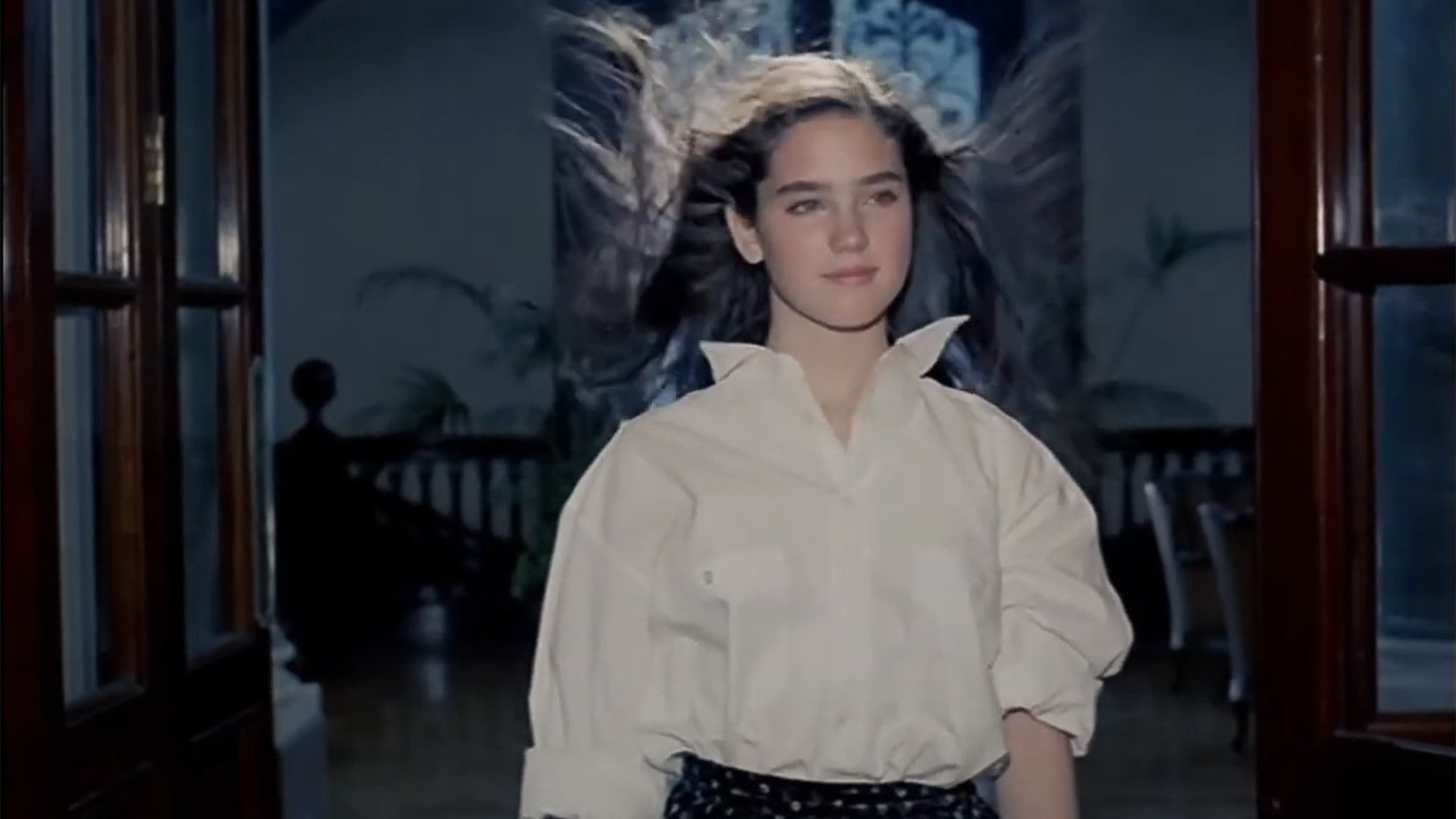 En Phenomena, Armani adaptó su estilo a la atmósfera oscura del cine de terror italiano(Captura del tráiler)