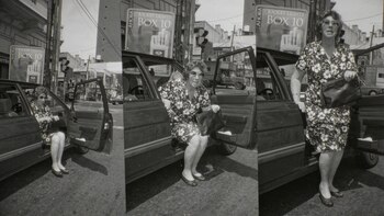 Tríptico en blanco y negro de una mujer con vestido floral y gafas de sol saliendo de un automóvil oscuro en una calle urbana, con señales y edificios al fondo
