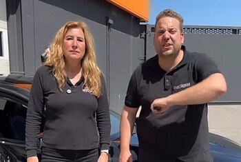 Los empleados de un desguace conocidos en Tik Tok como @desguacemotocoche