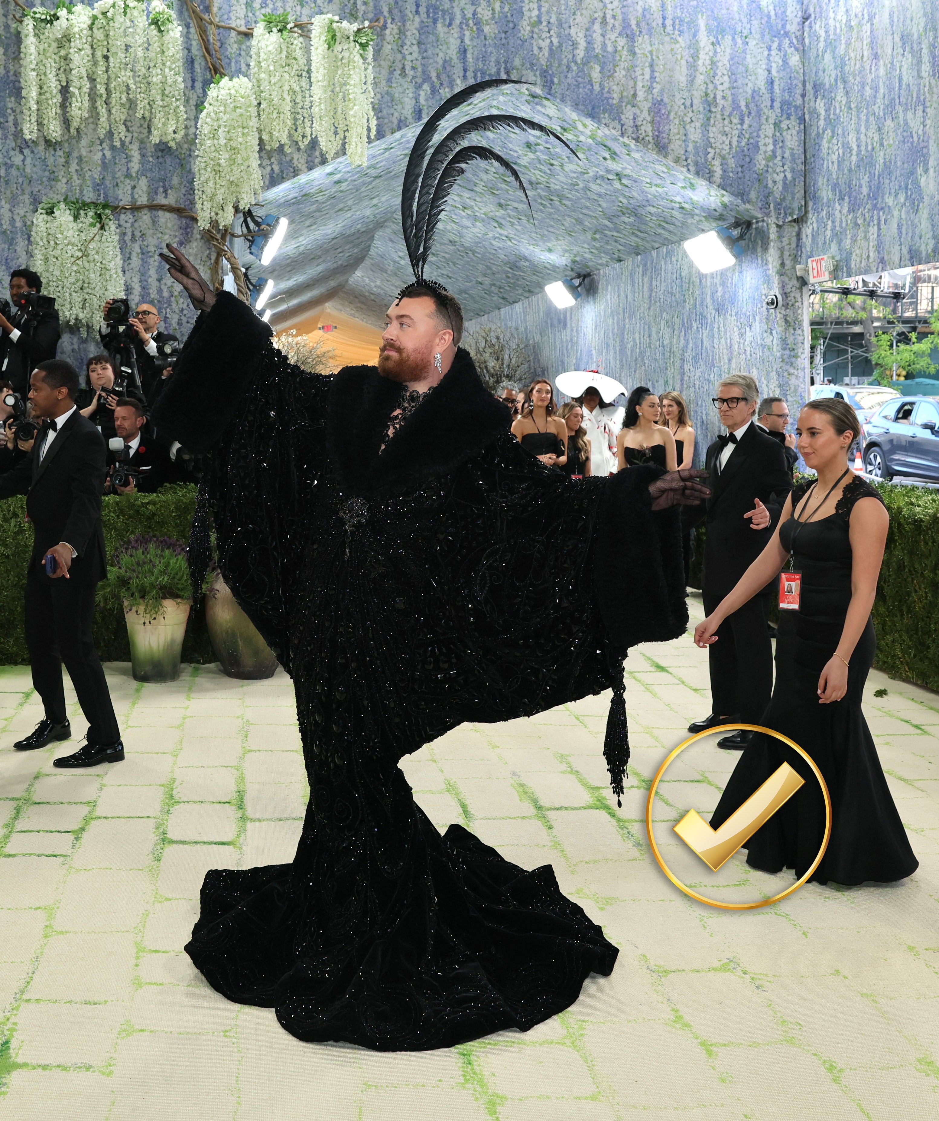 Sam Smith eligió un vestido sirena repleto de cristales y un tocado elevado, logrando una silueta impactante y teatral