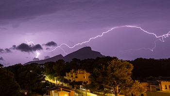Última hora de las inundaciones y tormentas en Barcelona y Valencia, en directo: cinco comunidades en alerta este jueves