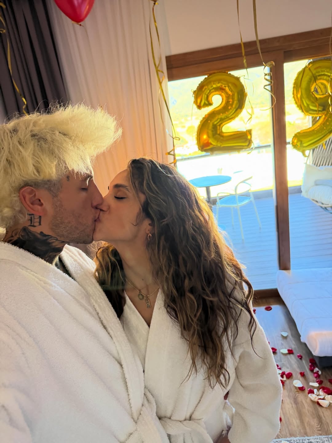 Alex Caniggia y Melody Luz comparten un tierno beso durante la íntima celebración del cumpleaños de ella, con globos de