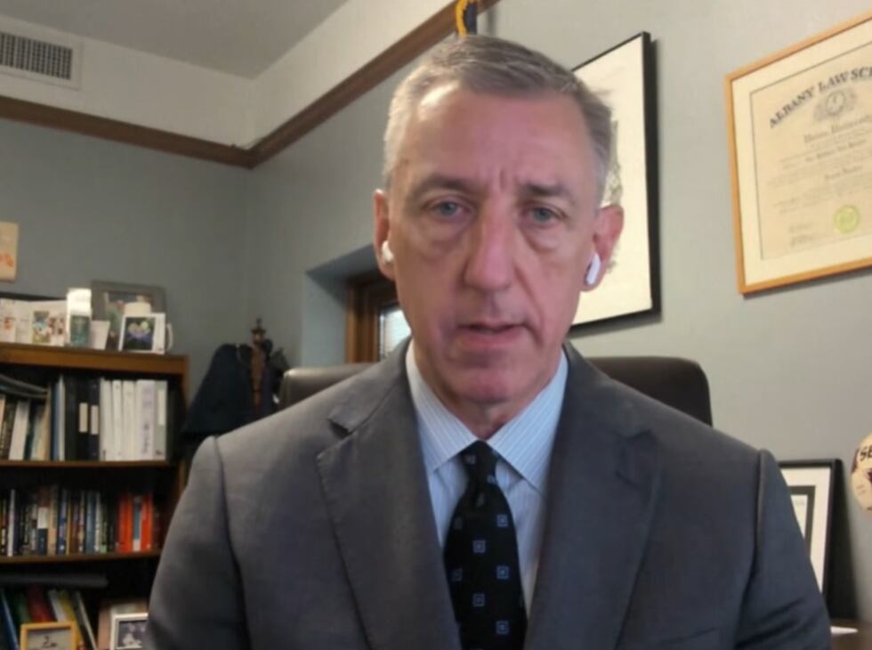 Matthew Van Houten, fiscal del condado de Tompkins, reabrió la investigación penal tras la demanda civil presentada por una exalumna de Cornell (Captura de video: NewsChannel 9 WSYR Syracuse).