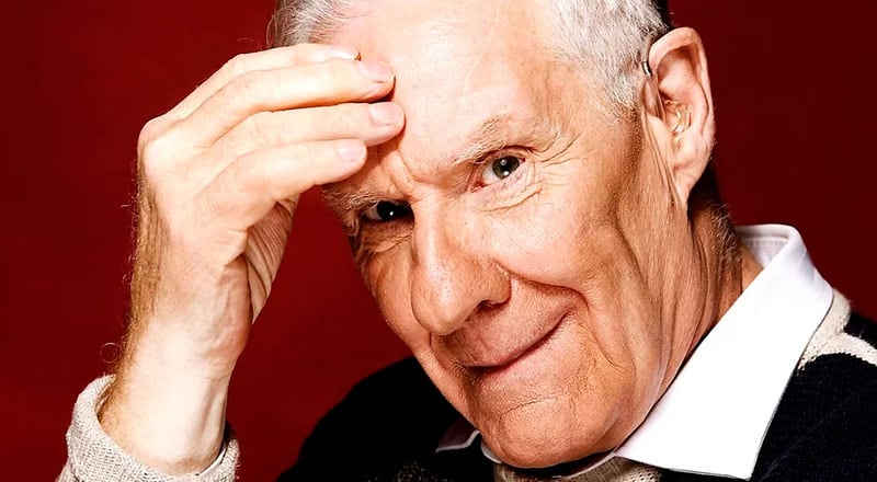 El filósofo francés Alain Badiou propone a su auditorio infantil una distinción entre lo finito y lo infinito a través del pensamiento matemático
