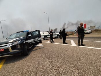 Agentes de la policía israelí analizan los restos de cohetes (EFE/ Policía Israelí)