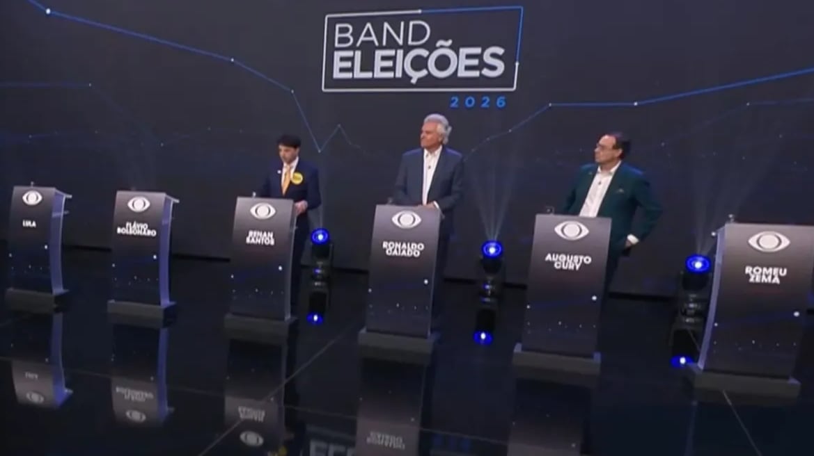Candidatos políticos ocupan sus atriles en un estudio de televisión durante el primer debate de la cadena Band para las elecciones de 2026 en Brasil. Lula da Silva y Flávio Bolsonaro se ausentaron (Archivo)