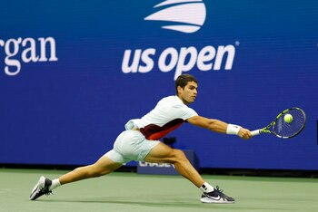 5 de septiembre de 2022; Flushing, NY, EE.UU.; Carlos Alcaraz (ESP) alcanza un revés contra Marin Cilic (CRO) (no en la foto) en el octavo día del torneo de tenis U.S. Open 2022 en el USTA Billie Jean King Tennis Center. Geoff Burke-USA TODAY Sports