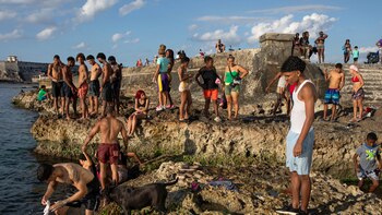 Entre apagones, los cubanos reaccionan a la imputación a Raúl Castro