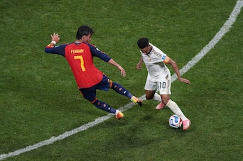 El delantero de la selección española, Ferrán Torres , disputa el balón ante el jugador de Arabia Saudí Salem Al Dawsari. EFE/ Kenneth Fernández.