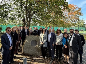 Marina Rosenberg, de ADL, durante la visita de la delegación del J7 al parque Herzog de Dublín, el 13 de octubre de 2026. La coalición, que reúne a organizaciones representativas de las siete comunidades judías más grandes de la diáspora, viajó a Irlanda para expresar su solidaridad con la comunidad local y reclamar medidas concretas frente al antisemitismo. La agenda incluyó encuentros con autoridades del Gobierno y representantes comunitarios. (ADL)