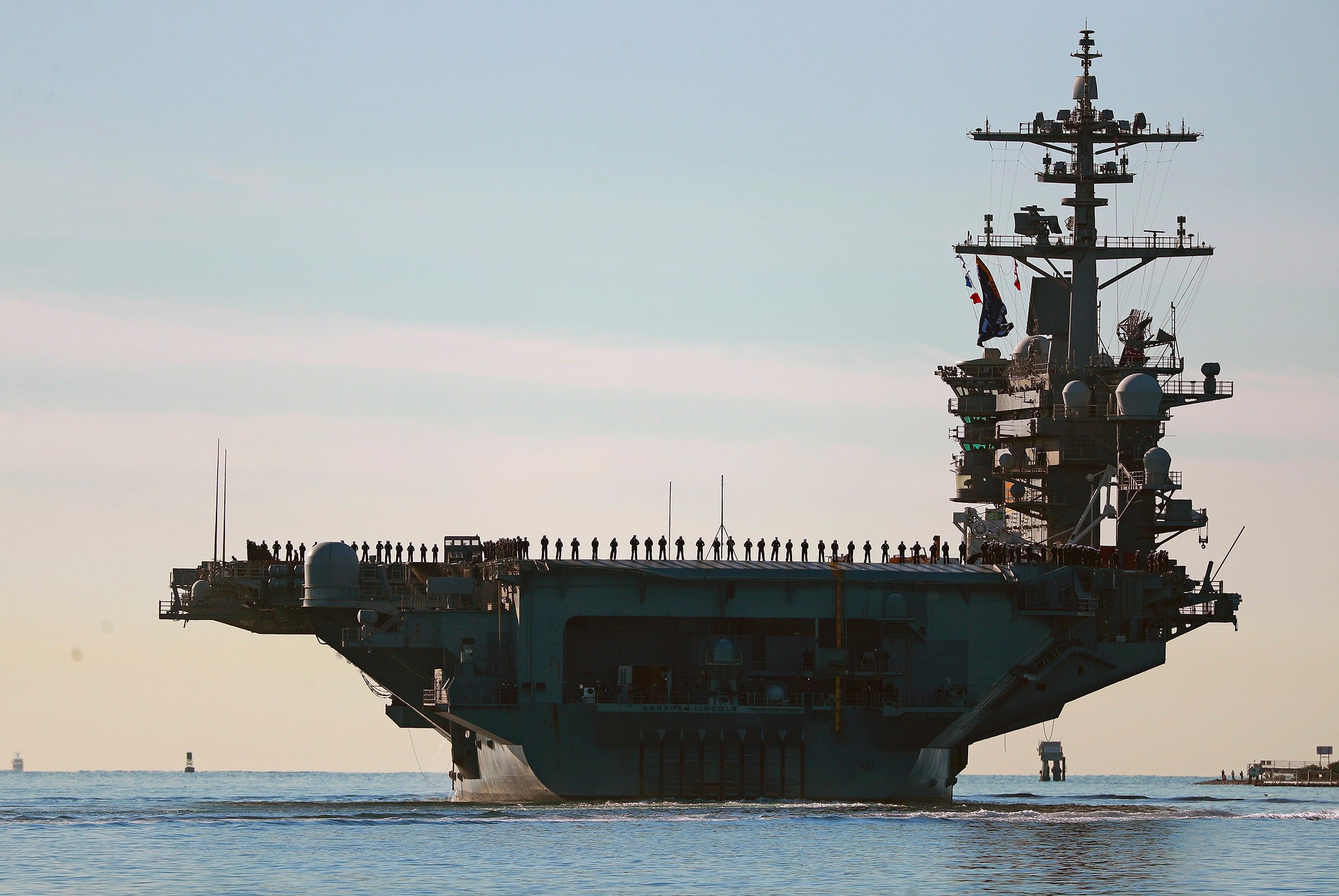 El portaaviones USS Abraham Lincoln zarpando de San Diego, California,. El 3 de enero del 2021. (K.C. Alfred/The San Diego Union-Tribune via AP)