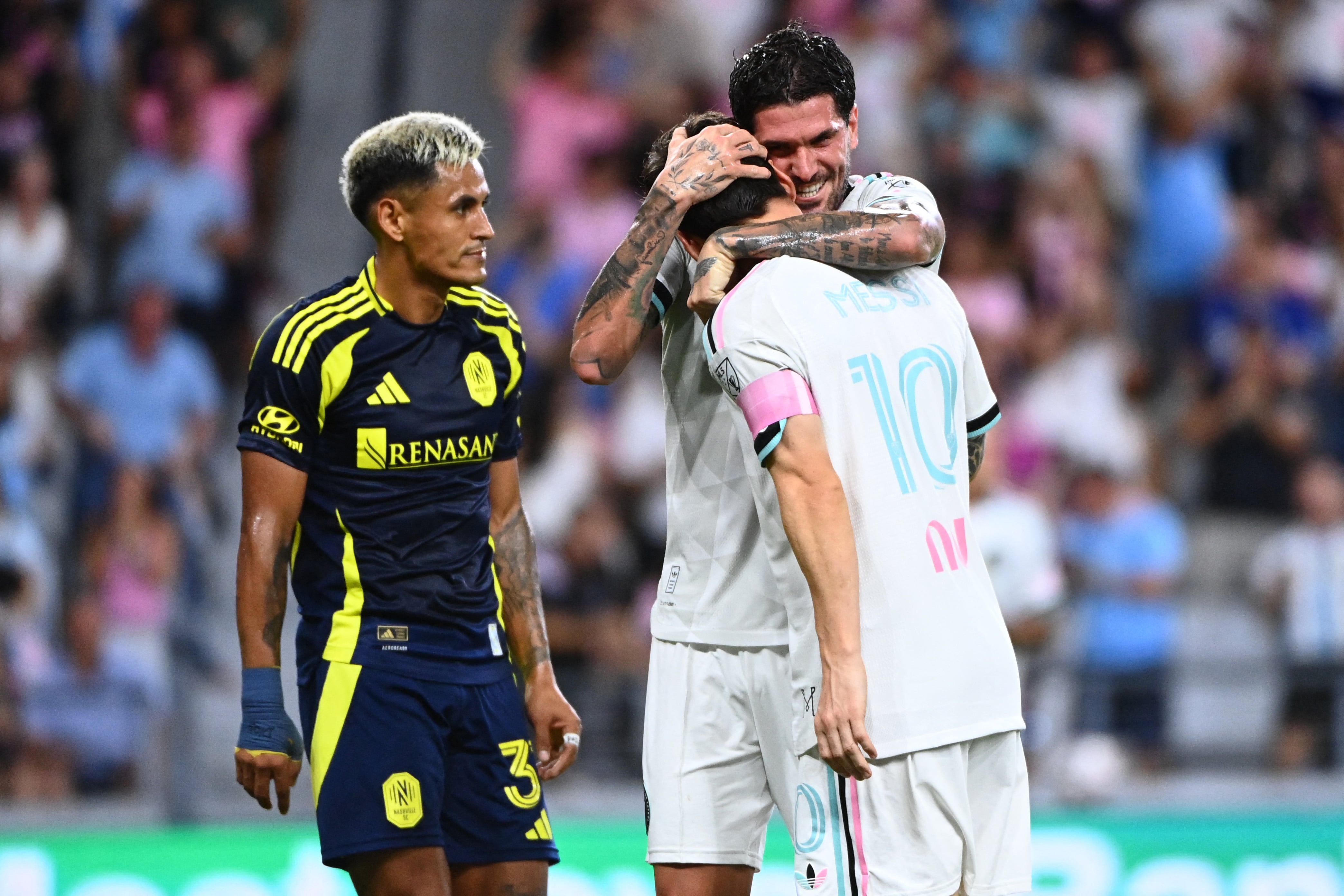Tras una jugada colectiva entre Rodrigo De Paul y Lionel Messi llegó el 2-1 parcial del Inter Miami (Photo by JC Ruiz / GETTY IMAGES NORTH AMERICA / Getty Images via AFP)