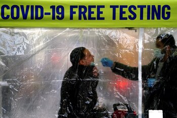 Una persona se somete a