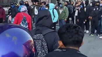 Un grupo de encapuchados rompieron