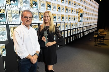 02/10/2026 El director del Festival de Málaga, Juan Antonio Vigar, entrega una Biznaga de Honor a la actriz Mira Sorvino en el marco de la San Diego Comic Con Málaga.
SOCIEDAD
FESTIVAL DE MÁLAGA