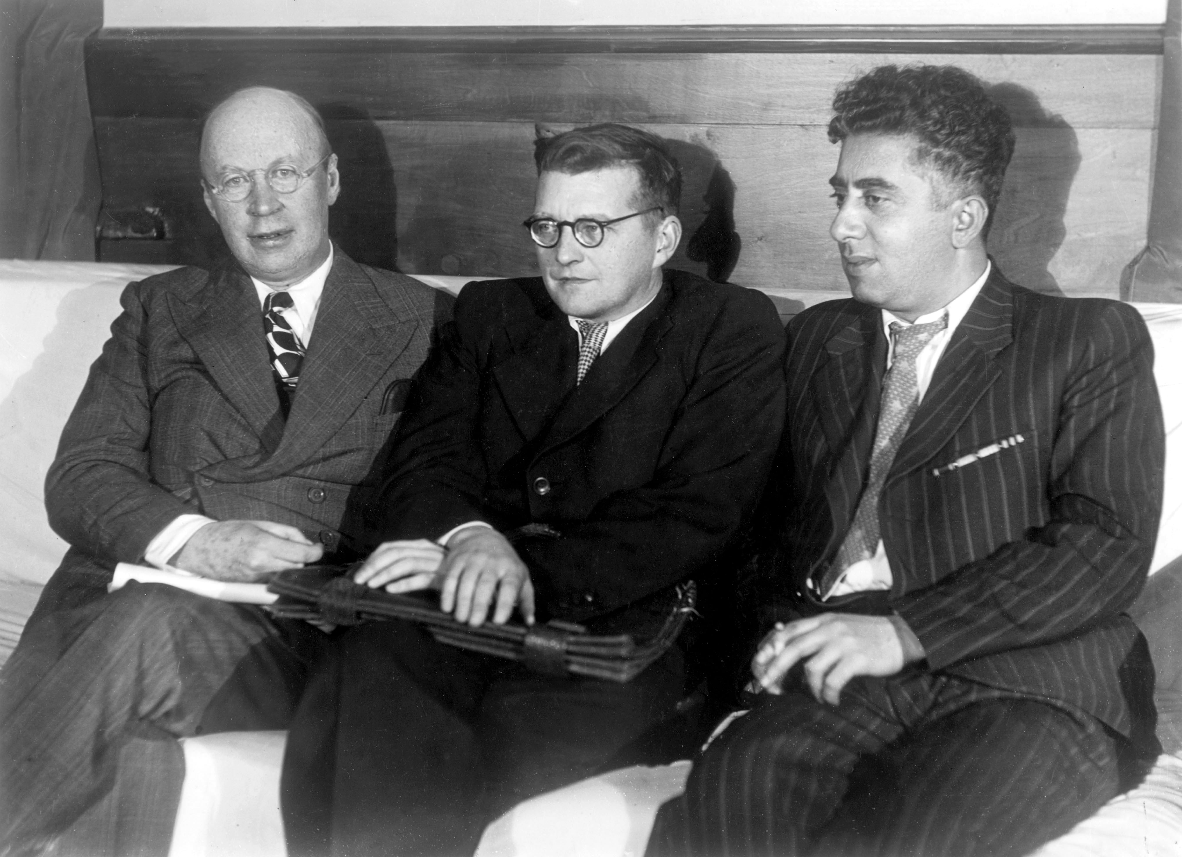 Los compositores Serguéi Prokófiev, Dmitri Shostakóvich y Aram Jachaturián, en 1945 (imagen de un fotógrafo ruso del siglo XX; colección privada/www.bridgemanart.com)