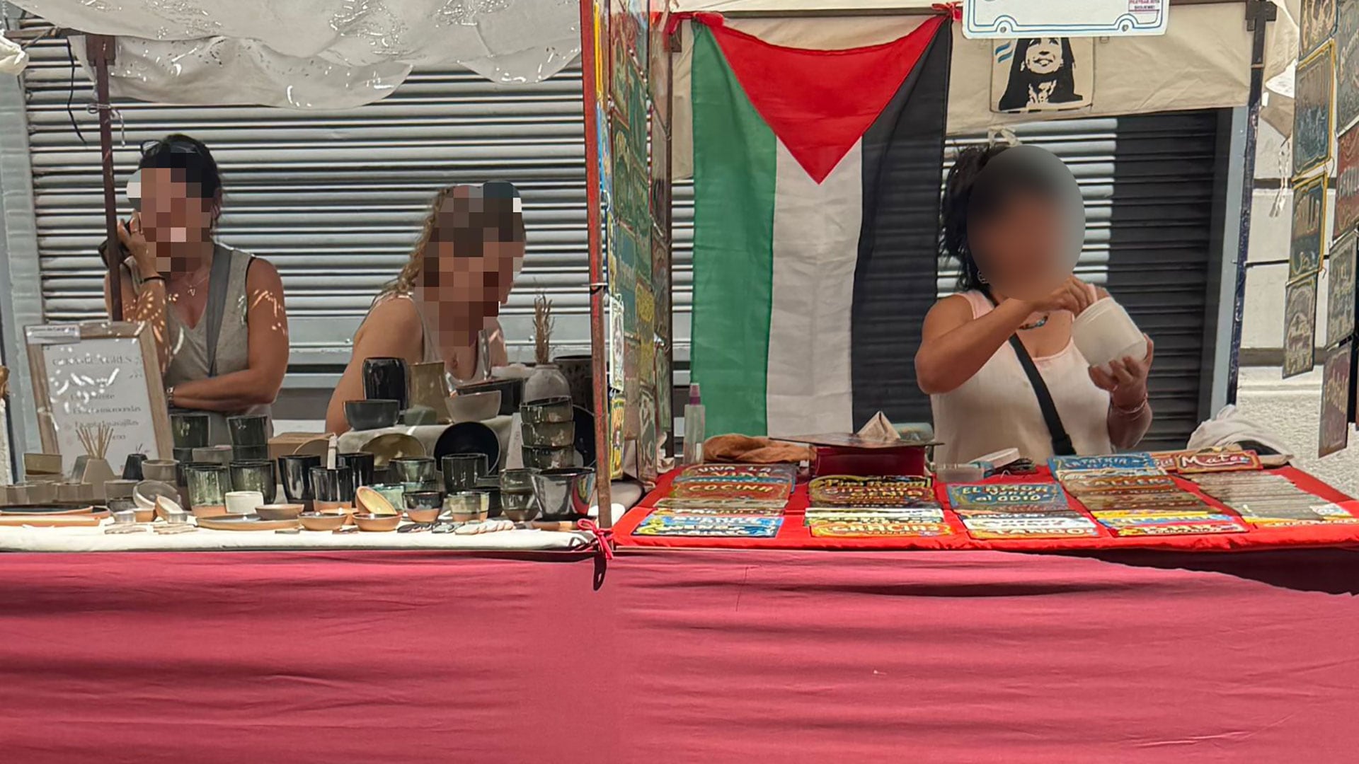 La bandera en cuestión que desató la agresión en la Feria de San Telmo