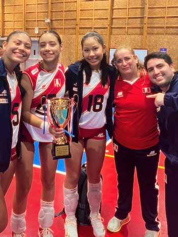 Lorena Góngora también trabaja en el comando técnico de la selección peruana sub 17.