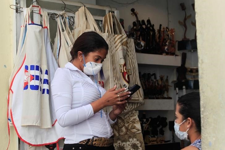 Foto de archivo ilustrativa de una comerciante con una máscara protectora en un negocio en La Habana.
Mar 13, 2020. REUTERS/Stringer
PROHIBIDA SU REVENTA O SU USO COMO ARCHIVO