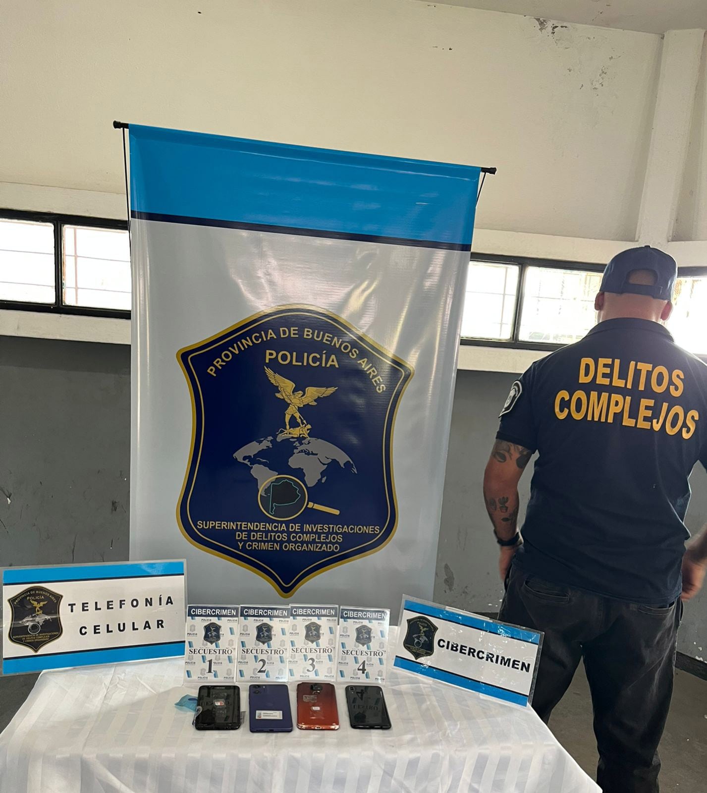 En los allanamientos a las dos celdas, los policías secuestraron cuatro celulares