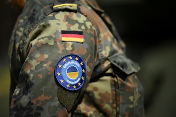 Una insignia de la "Misión de Asistencia Militar de la Unión Europea en Ucrania" (EUMAM) se adjunta a la manga del uniforme de un soldado alemán en Klietz, Alemania, el 17 de agosto. 2023