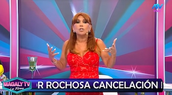 Magaly Medina viste un vestido rojo y gesticula con las manos en el estudio de su programa de televisión